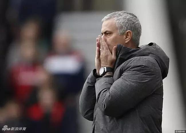  埃因霍温训练开放日；今晚刷新队史纪录引欢呼；英超在即；临场指挥获称赞