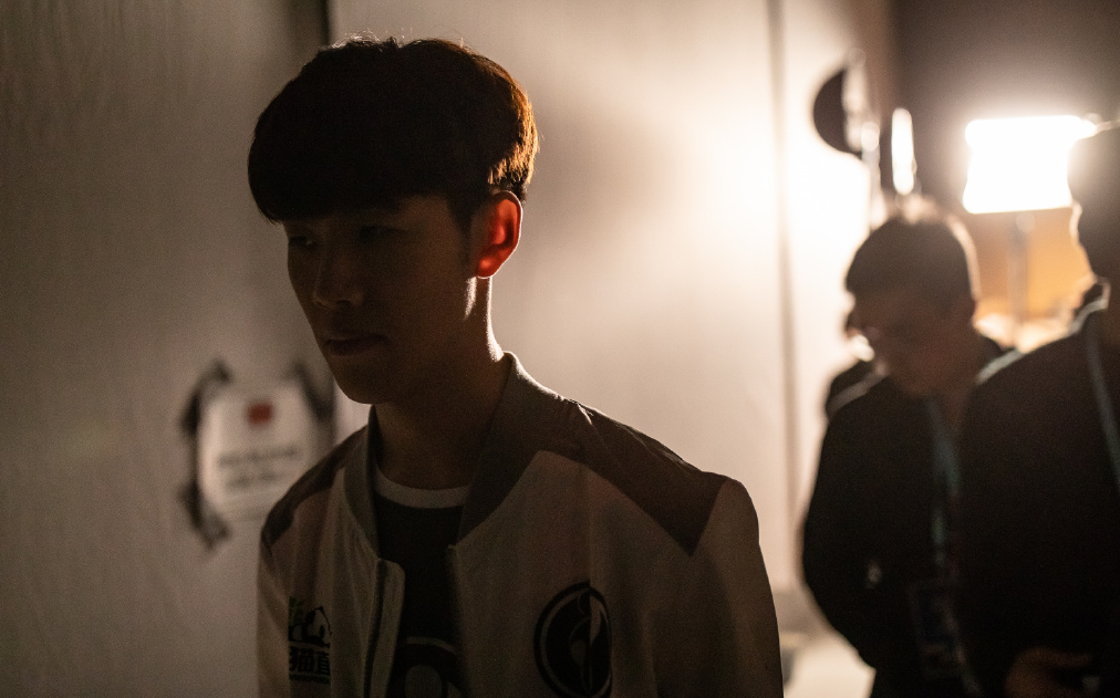 TL引发争议！，TheShy官方宣布比赛局势复杂新规赢得满堂喝彩(thelatestnews中文翻译)