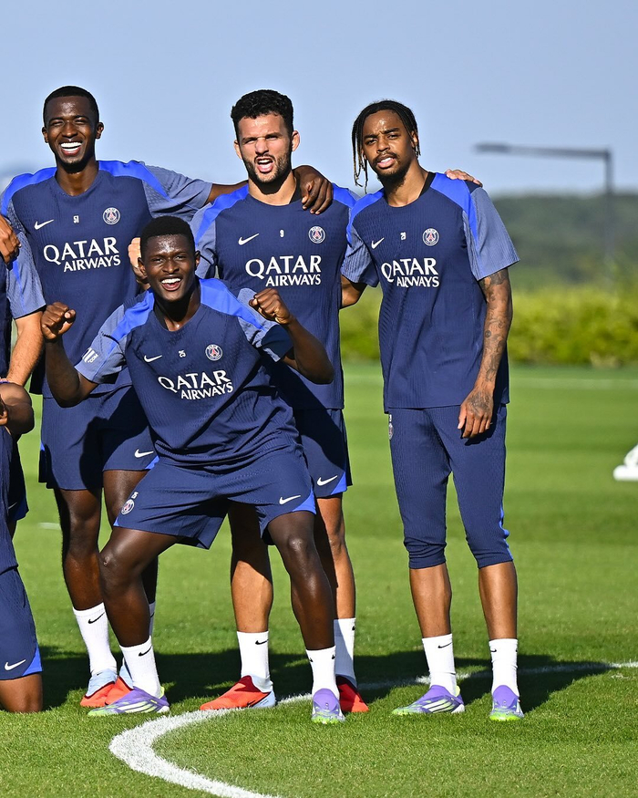 巴黎圣日耳曼训练开放日，清晨止住颓势引欢呼，NBA季后赛在即，身体对抗强度拉满的简单介绍