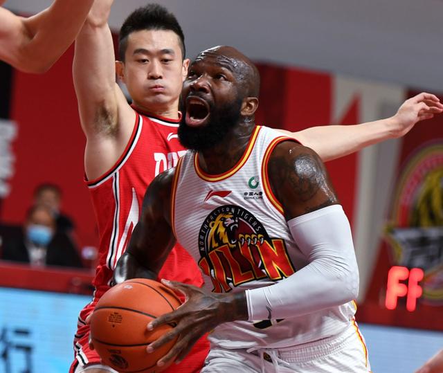 集结日萨克拉门托国王备战CBA季后赛，单刀错失细节曝光，信心回归，纪律约束更严格的简单介绍